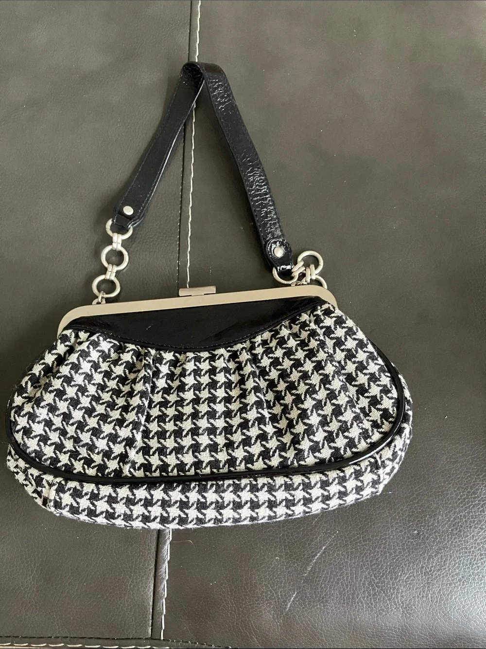 Unlisted houndstooth clutch wrislet